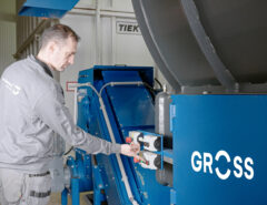 Ein Mitarbeiter startet einen GROSS Shredder, in dem er das Ein-Knopf drückt