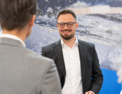 Lachender GROSS Mitarbeiter im Gespräch auf einer Messe