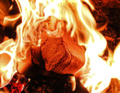 Brennende Holz Briketts im Ofen