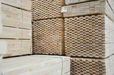 Kanthölzer gestapelt und verpackt