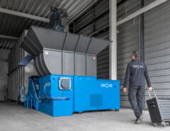 GROSS Kundendienst Mitarbeiter mit Rollwagen vor einem blauen Shredder