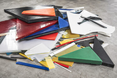 Bunte Kunststoff Platten Reste (KI-generiert)