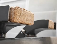 Holzbriketts Austrag bei einer GROSS GP 400 Brikettpresse