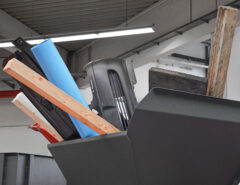 Vierwellen-Shredder Trichter gefüllt mit Leisten, Stoßstange, Rohre und langen Abfällen