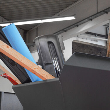 Vierwellen-Shredder Trichter gefüllt mit Leisten, Stoßstange, Rohre und langen Abfällen